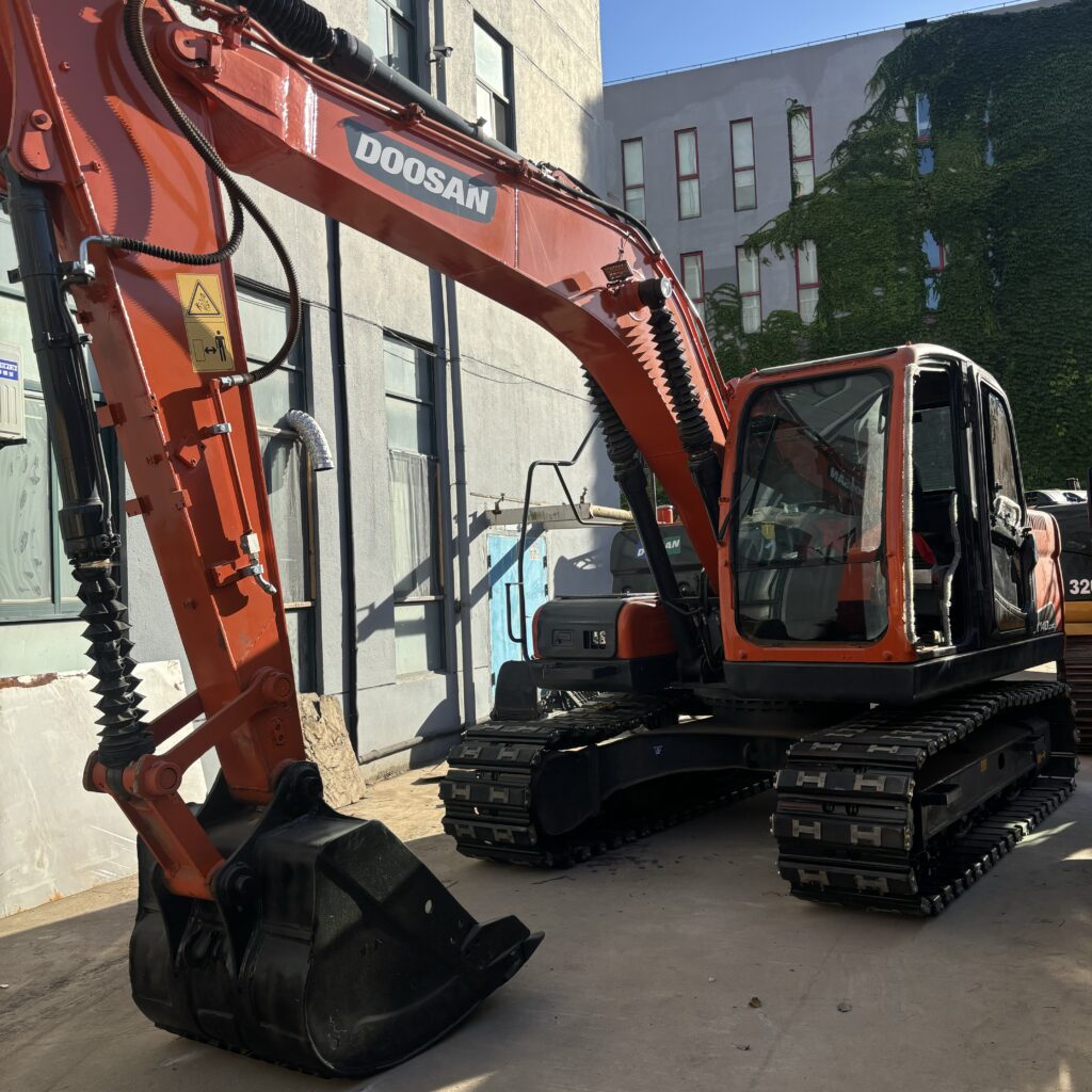 Original Used Doosan DX140 Tracked Digger for Earthmoving and Foundation Work<...