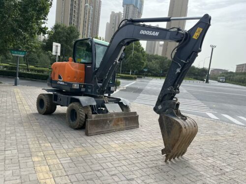 Original Used Doosan DX60W ECO Wheeled Excavator for Urban Construction</trp-p...