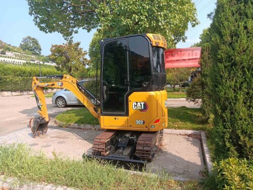 Original Used Caterpillar 302 Mini Excavator for Landscaping and Narrow Access...